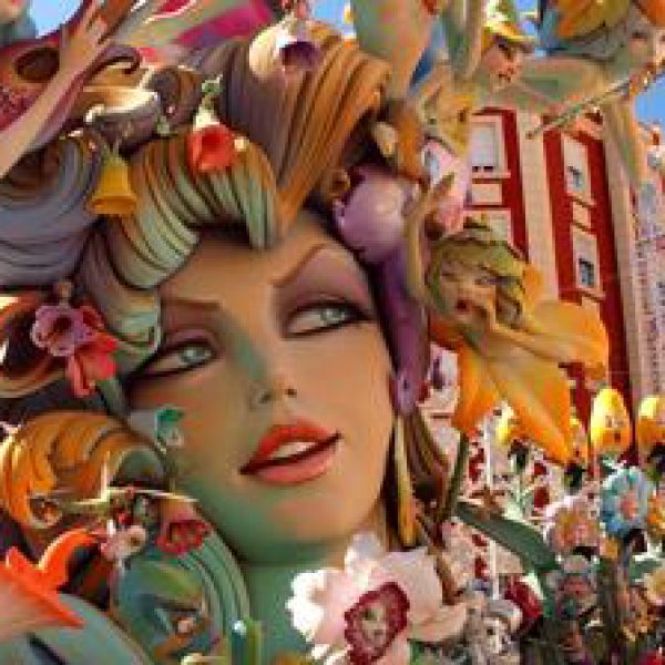 fallas-valencia-19894630-istock.jpg_369272544